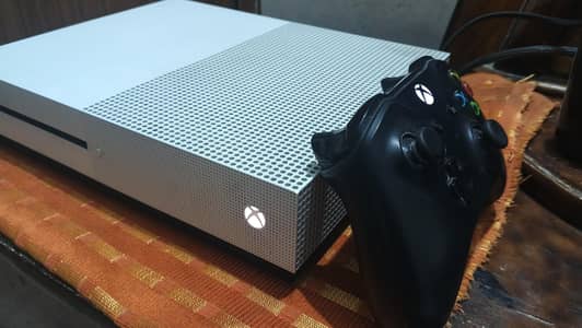 XBOX ONE S (1 TB)