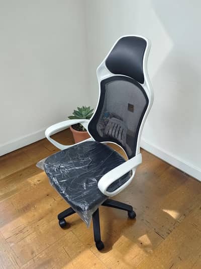 High-Back Mesh Gaming/Study Chair – White & Black – Like New