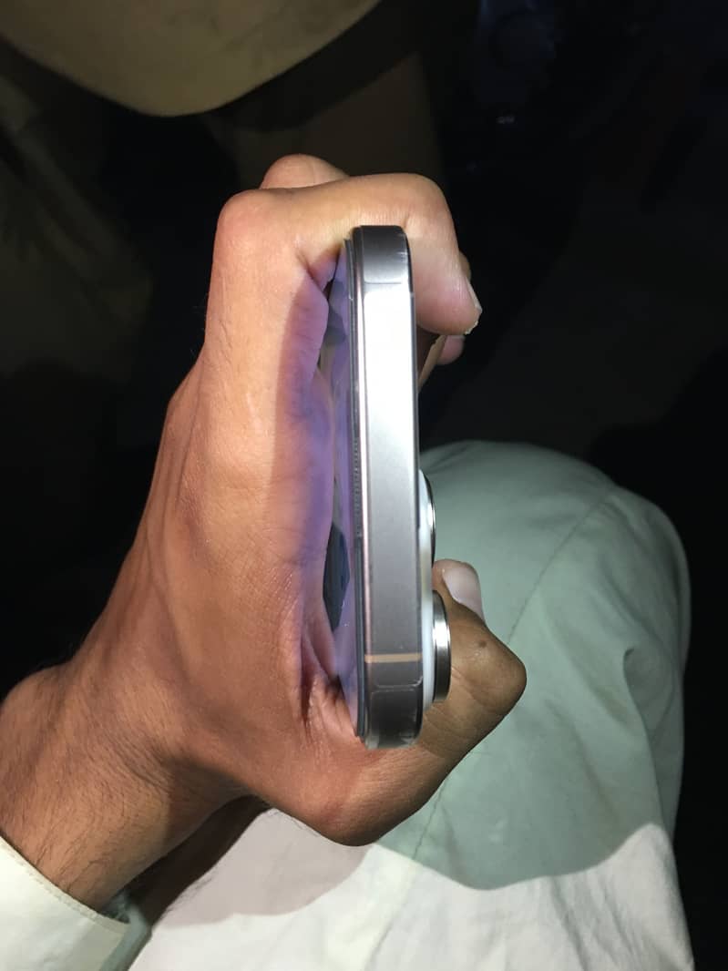 iphone 16 pro max 4