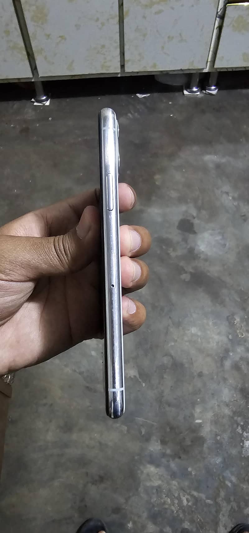 IPHONE 11 PRO 1