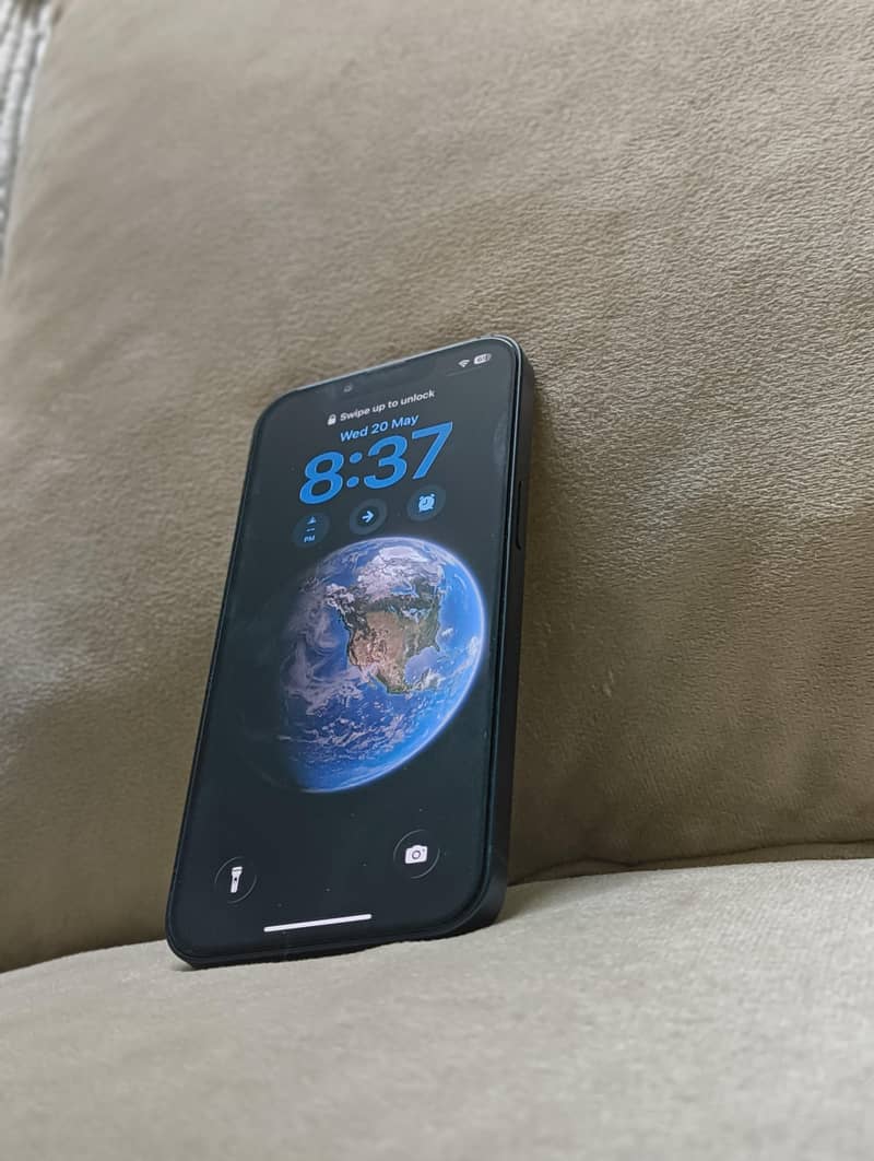iPhone 13 12