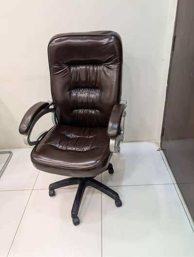 Brown Leather Executive Office Chair – Comfortable & Strong Condition