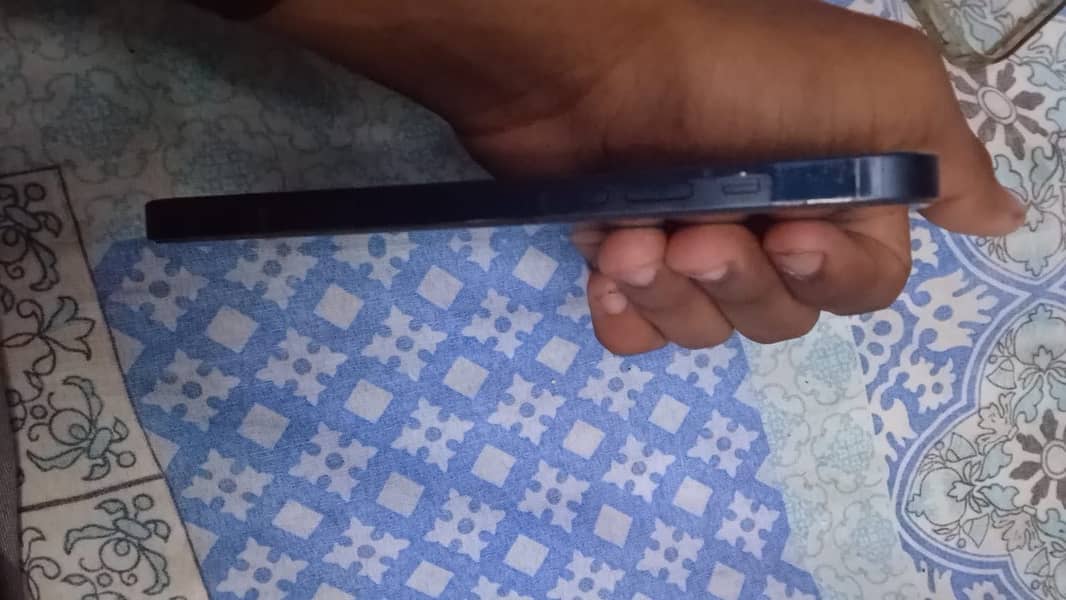 iPhone 13 4
