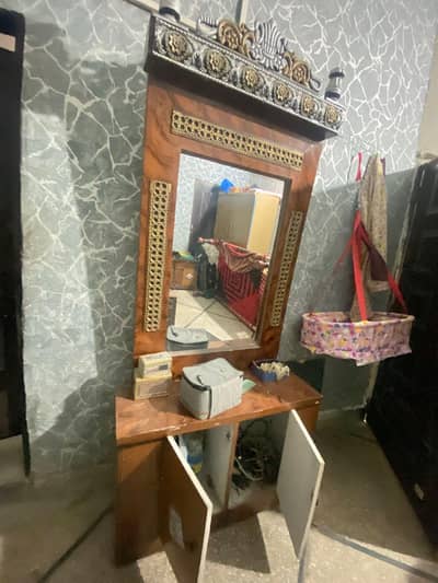 i am selling dressing table & divider