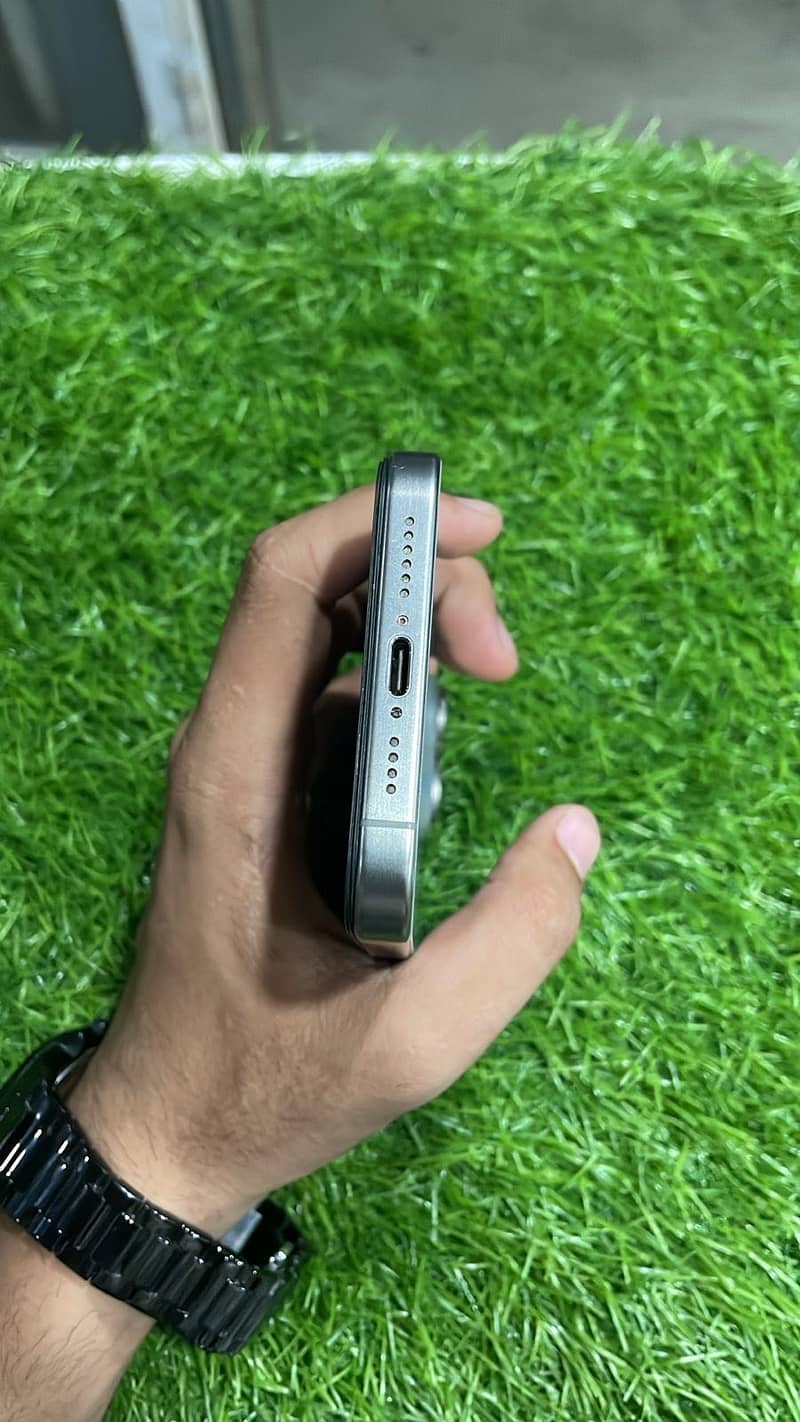iPhone 15 pro max 4