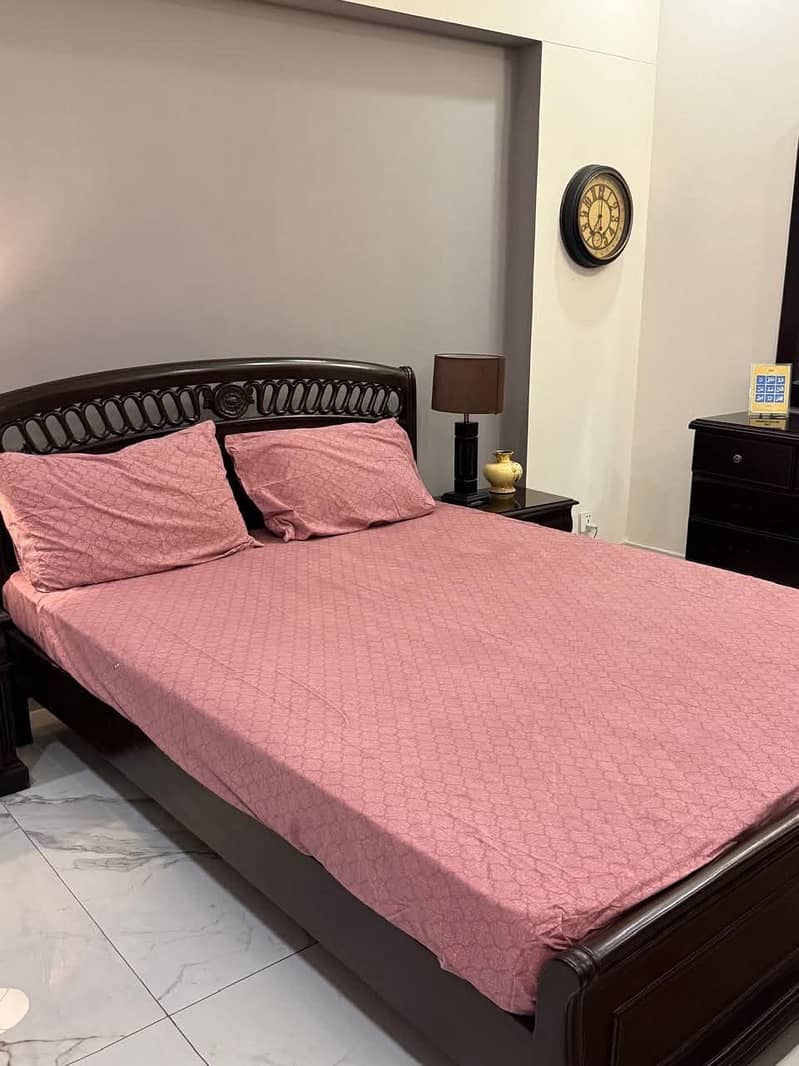 Queen size bed 0