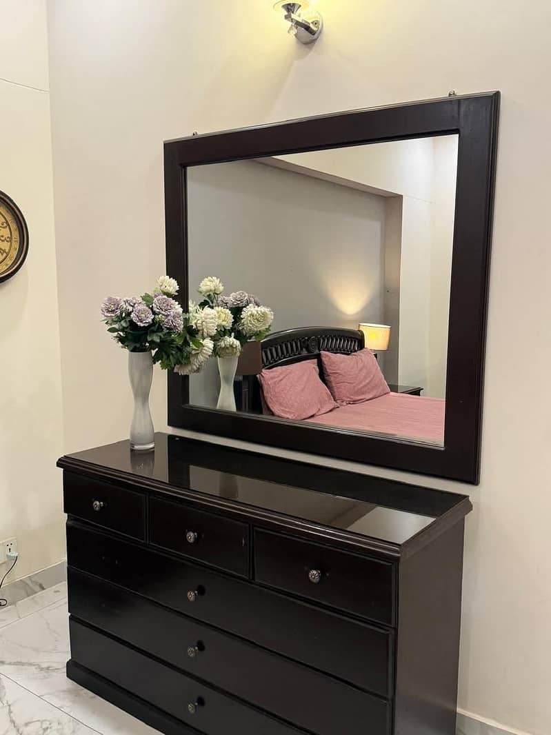Queen size bed 1
