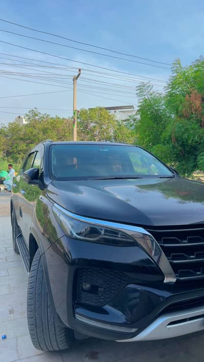 Fortuner 2021 black color all ok no work in suv