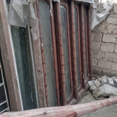 پانچ کھڑکیاں اور لوہے کی سیڑھی
