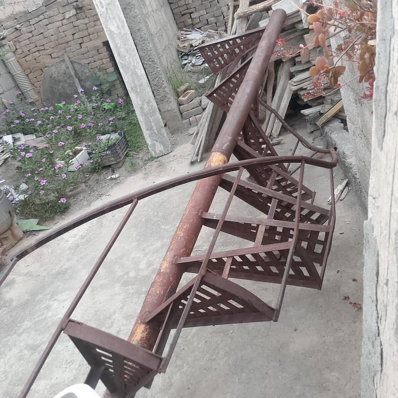 پانچ کھڑکیاں اور لوہے کی سیڑھی 3