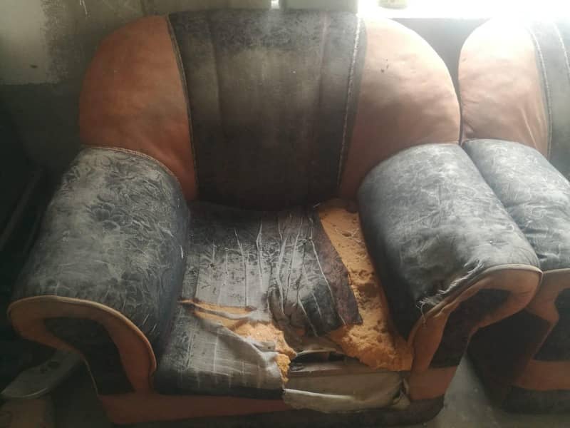 2 sofas 0