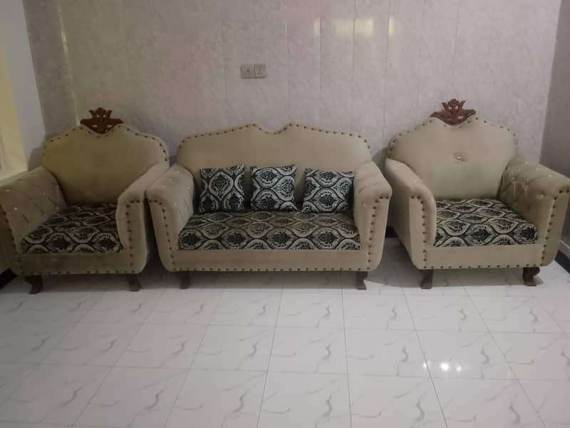 Crown Sofa 0