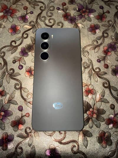 itel a100.4/128 membres 10/10 condition