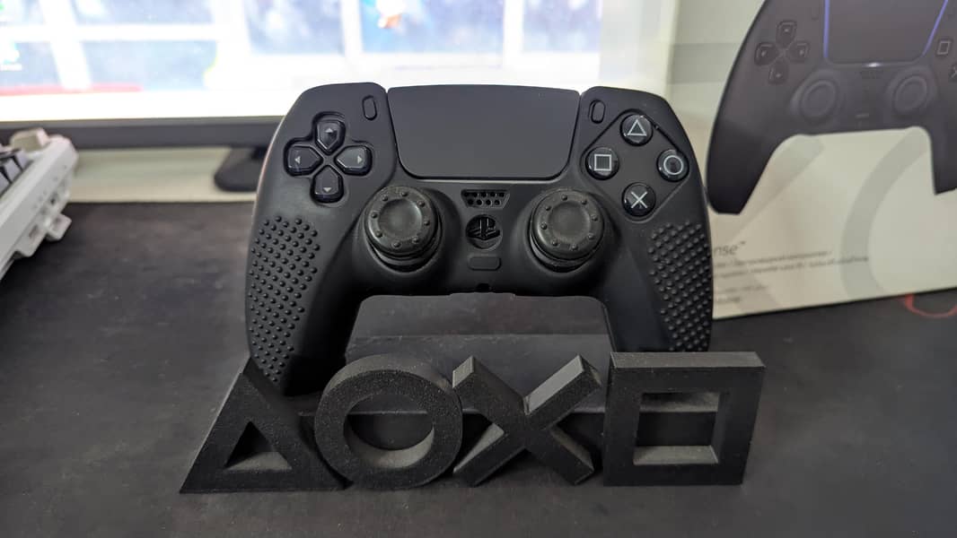PS5 BLACK CONTROLLER (WITH 3D STAND) 1