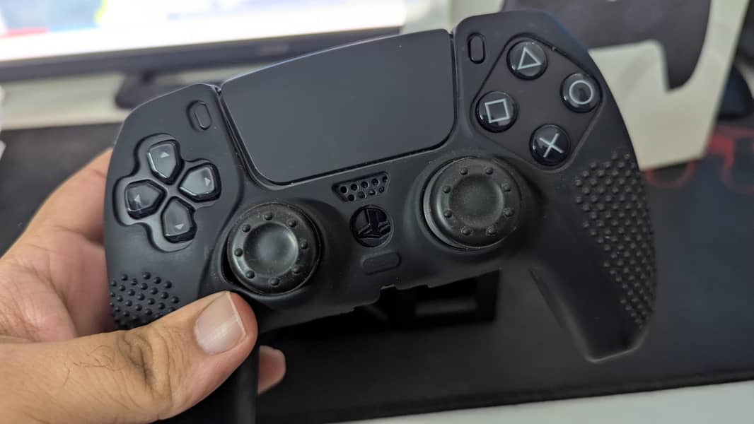 PS5 BLACK CONTROLLER (WITH 3D STAND) 3