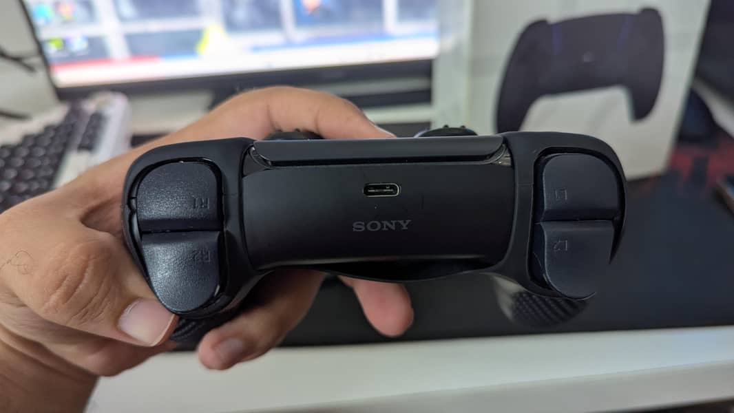 PS5 BLACK CONTROLLER (WITH 3D STAND) 4