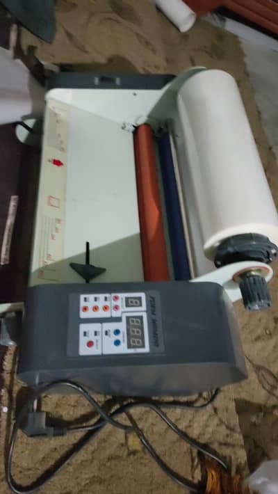 Roll lamination machine