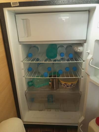 Room refrigerator