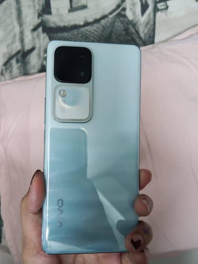 Vivo V30 – 12GB RAM – 256 GB ROM/Storage – Excellent condition