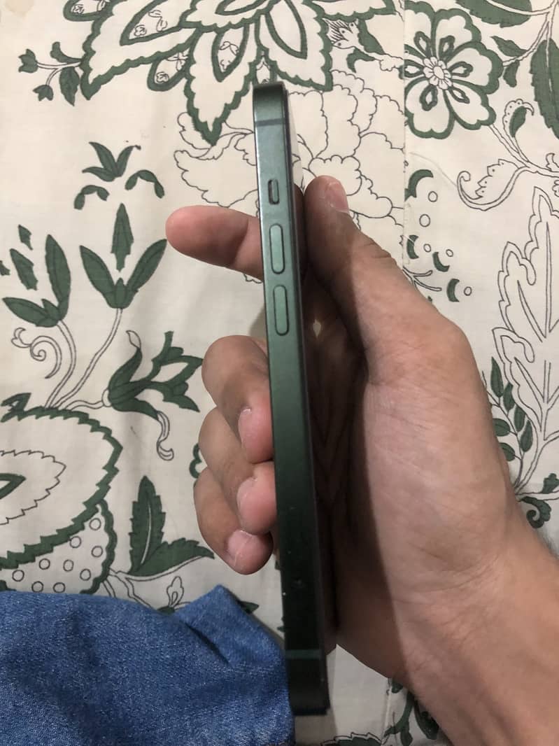 iPhone 13 4