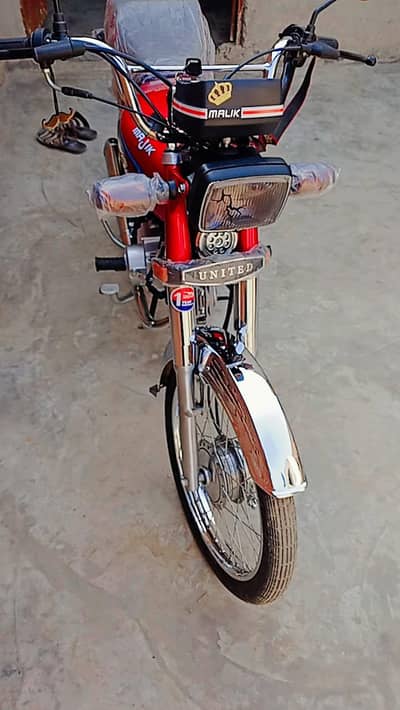 new bike hai 2 mothen phly li hai khari rhi hai 1500 Chali ha new hai