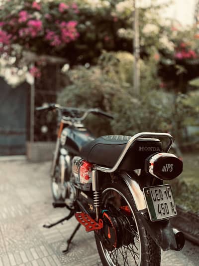 Honda 125 2014 model black color with orignal tank and side cover