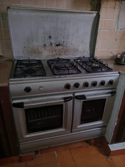 gas oven with 5 burners/stoves  with baking feature and good condition
