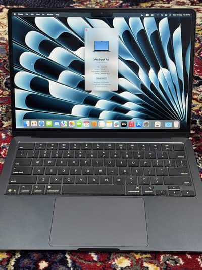 MacBook Air M4 chip 13”16/256 just 21cycles used Midnight colour