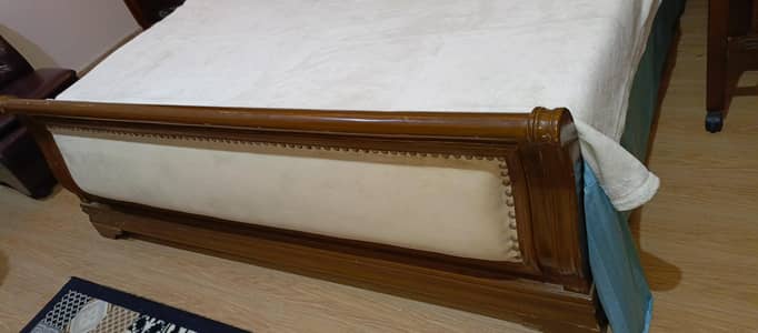 wooden bed/king size bed
