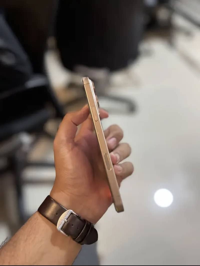 Iphone 16 pro max 4