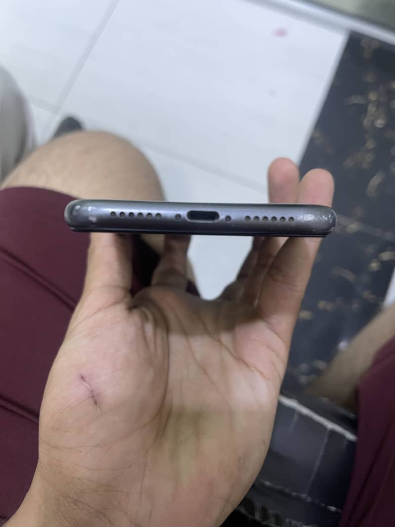 iPhone 11 4