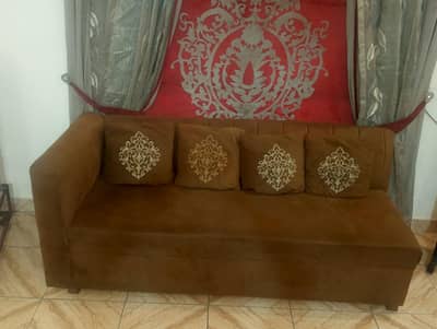 7 seater L shape and center Table in Mint Condition