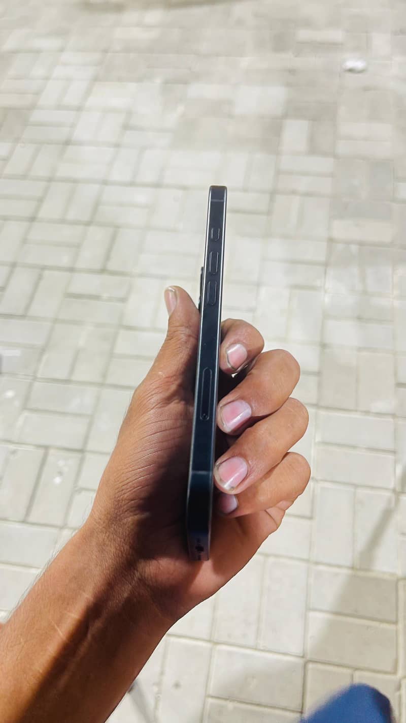 Apple iPhone 16 3