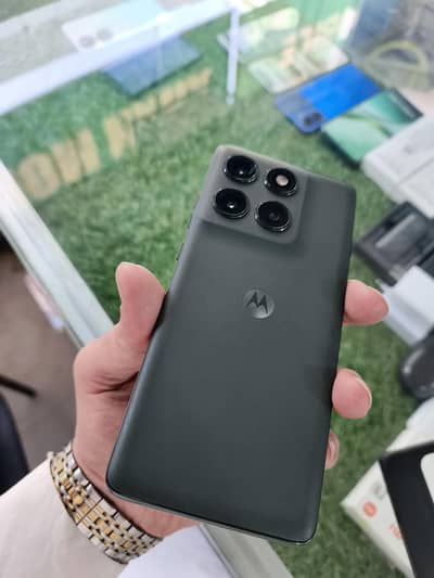 Motorola edge 2025.8/256. sim locked . . condition 10/10