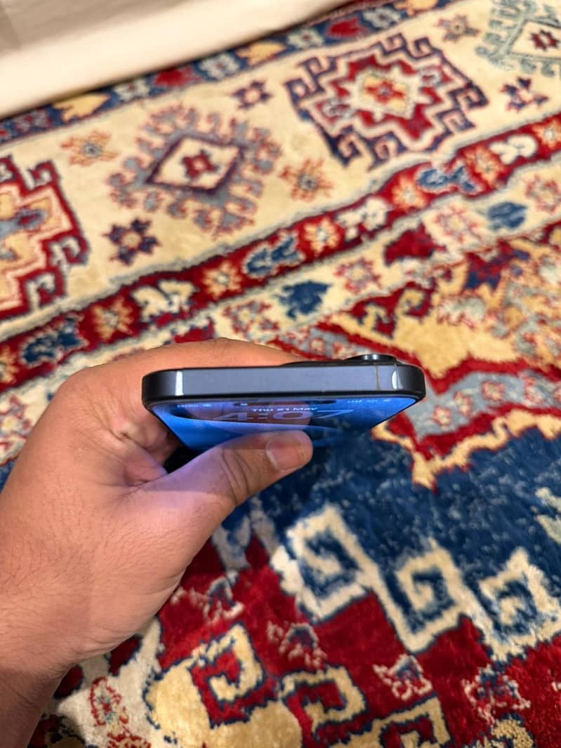 iPhone 15 Pro Max 4