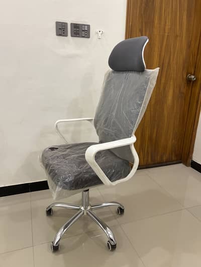 New chair, useless condition 10/10