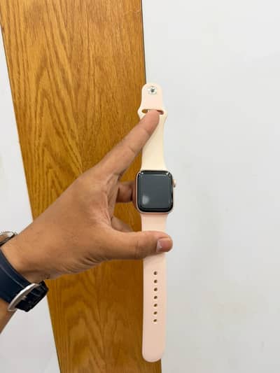 Apple watch Series5 40mm RoseGold Colour Battery Health 84 with chargr