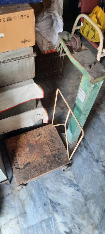 Weight machine 300 kg to 400 kg capacity  100 OK working condition