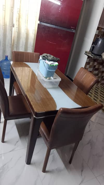 dinning table in very good condition