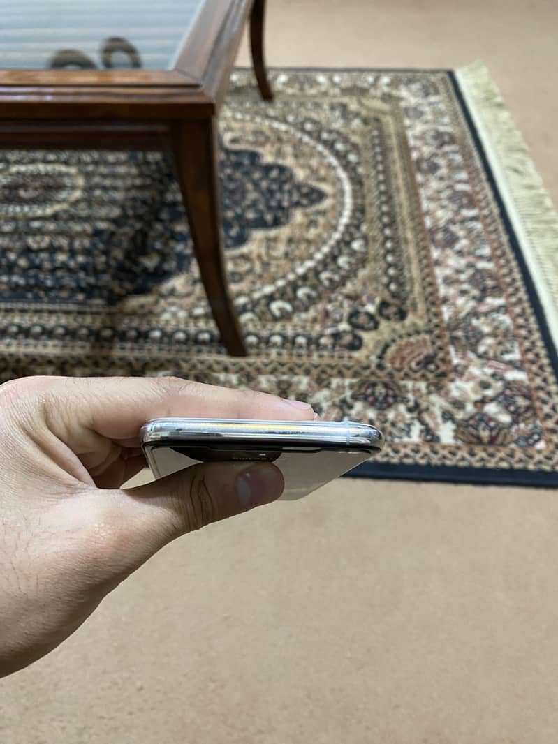 iphone 11 pro max 4