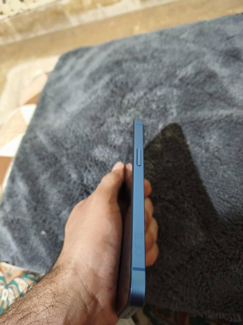 iPhone 13 4