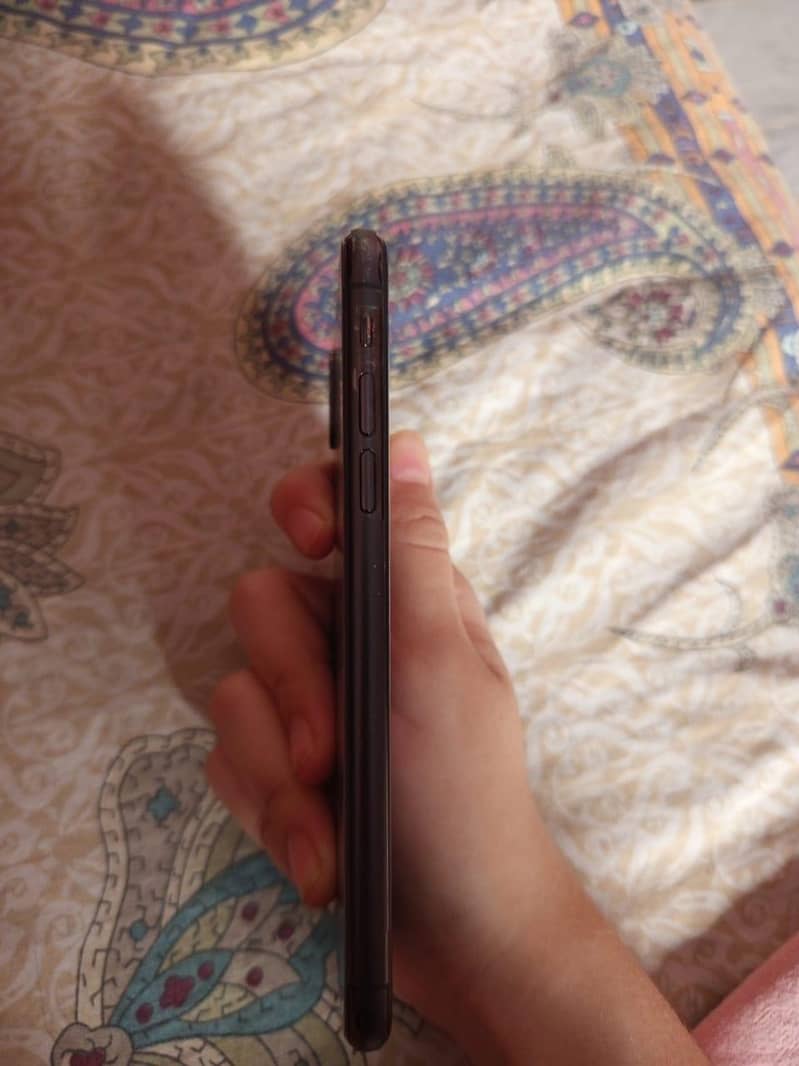 iPhone Xs 4