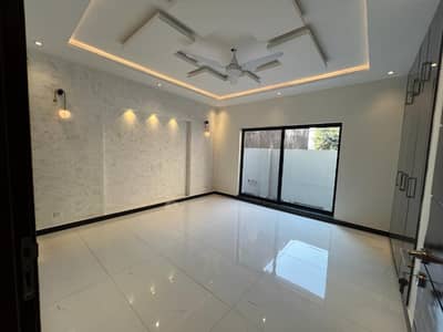 10 Marla Upper Portion In Beautiful Location Of Bahria Town - Sector C In Lahore