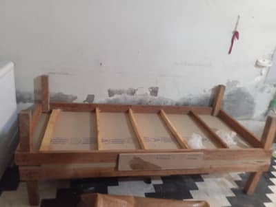 2crate ha double bed ka 3×6,5 ky sath aek double metres ha five star