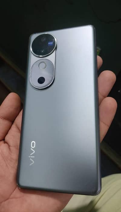 vivo v40 5g 12gb 256gb with original charger box nahi hay