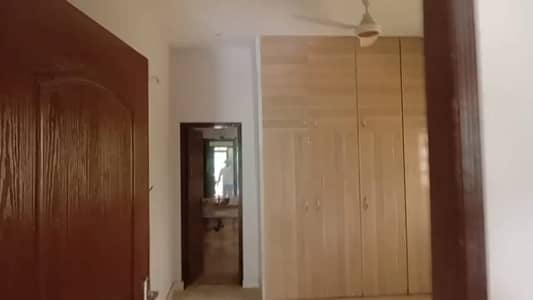 10 MARLA BEAUTIFUL UPPER PORTION FOR RENT