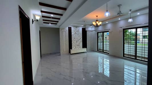 10 Marla 3 Bedrooms Investor Price Flat For Sale.