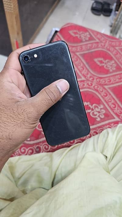 I phone se2020 64gb all okay healt 76