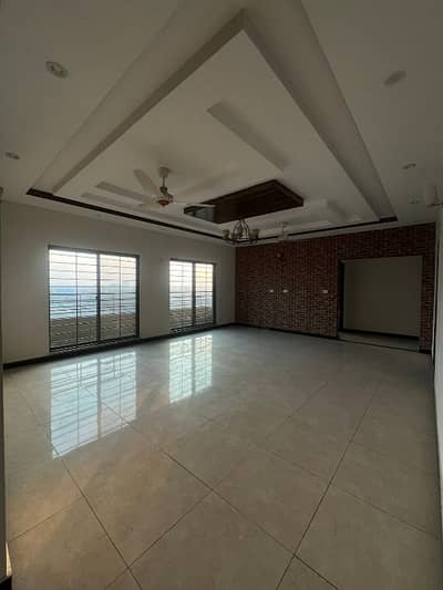 10 Marla 3 Bedrooms Open View Flat Available For Sale.