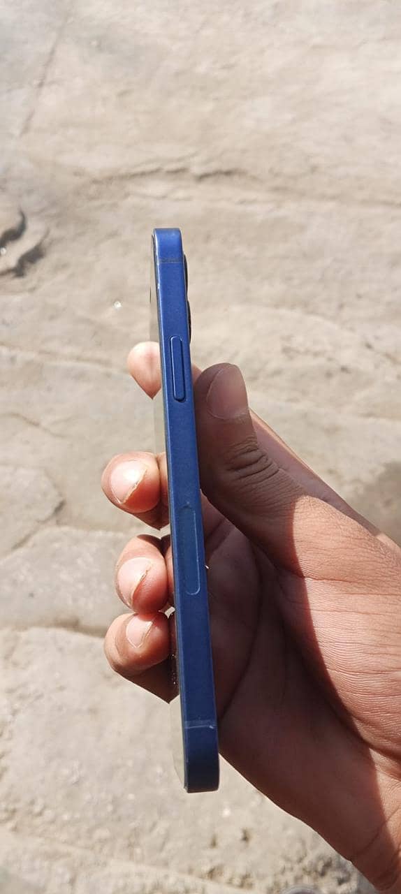 Apple iPhone 12 4